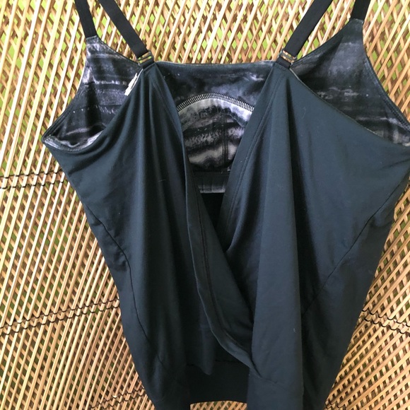 Under Armour workout top with built in bra - Picture 2 of 2